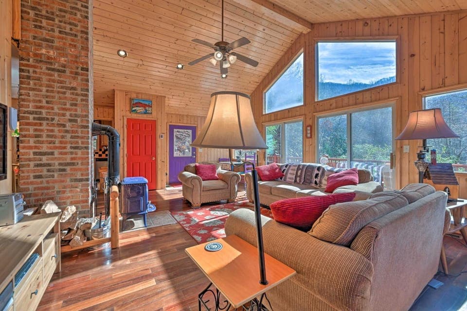 North Carolina Escape w/ Deck, Grill & Fire Pit! House in Tennessee