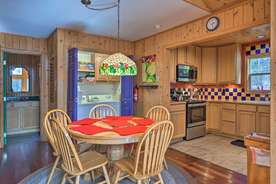 North Carolina Escape w/ Deck, Grill & Fire Pit! House in Tennessee