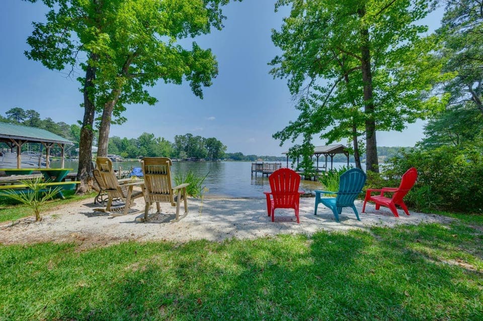 Lake Sinclair 'Crooked Creek Cottage' w/ Fire Pit! House in Lake Sinclair