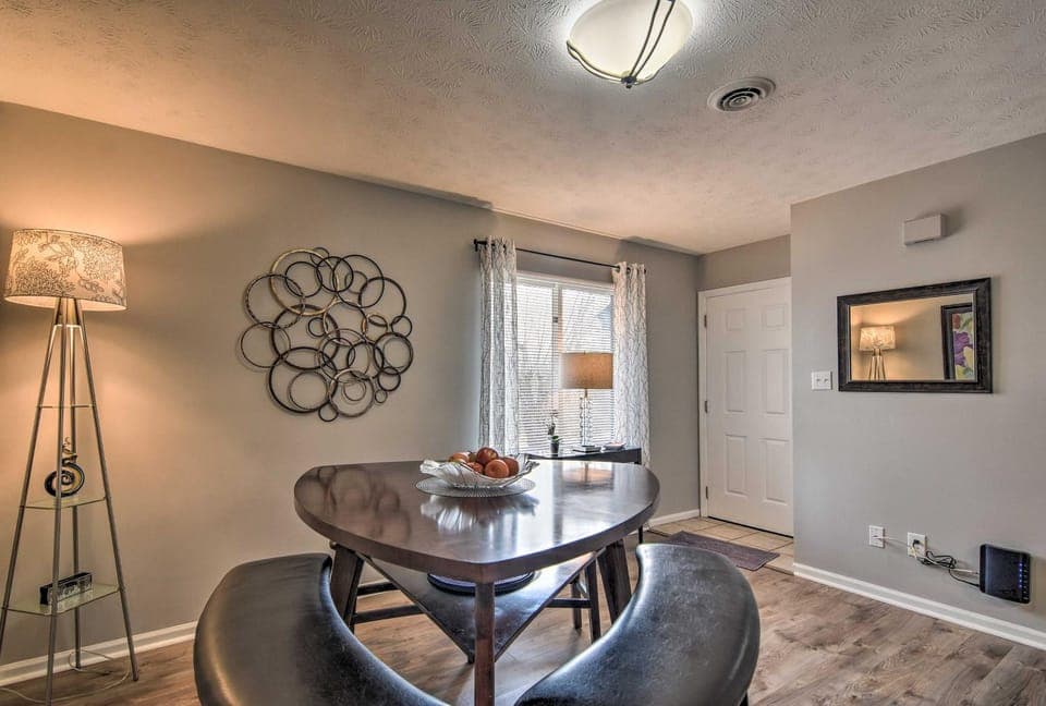 Condo w/ Sunroom, Near Downtown Hendersonville! House in Hendersonville