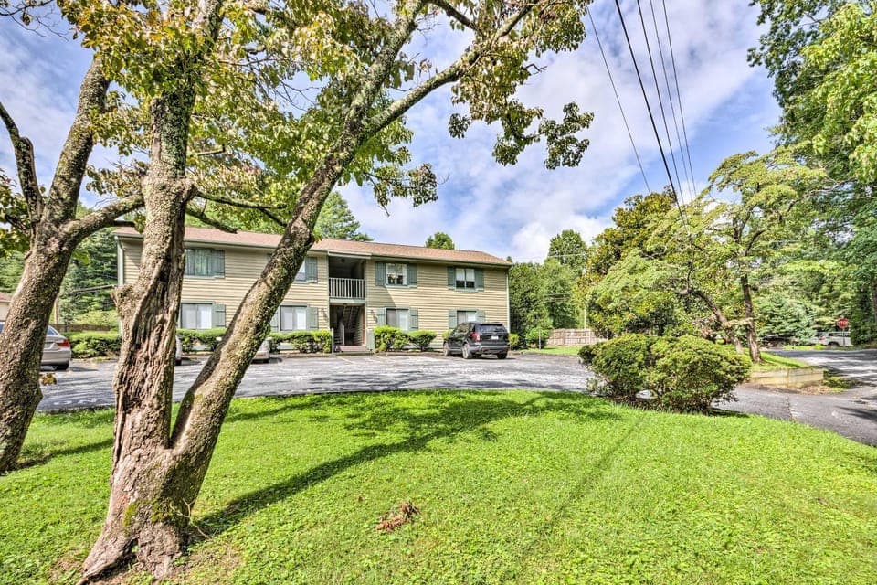 Condo w/ Sunroom, Near Downtown Hendersonville! House in Hendersonville
