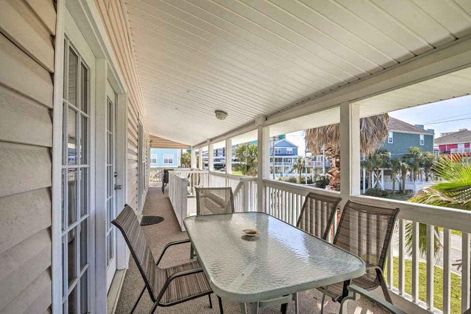 Murrells Inlet Upstairs Unit: 1 Block to Beach! Apartment in Garden City