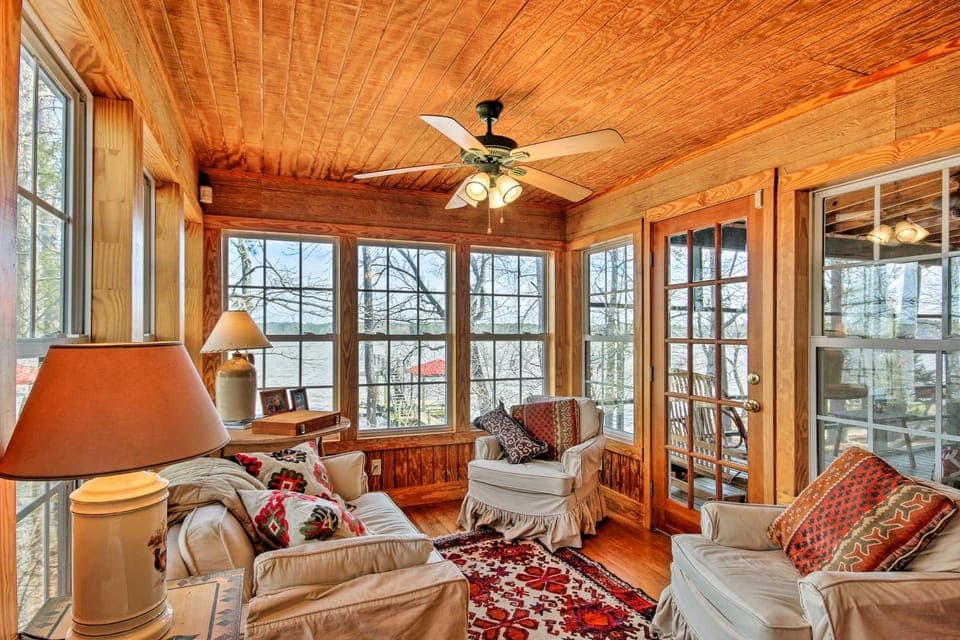 Charming Waterfront Ridgeway Cabin w/ Dock! Cabin in Lake Wateree