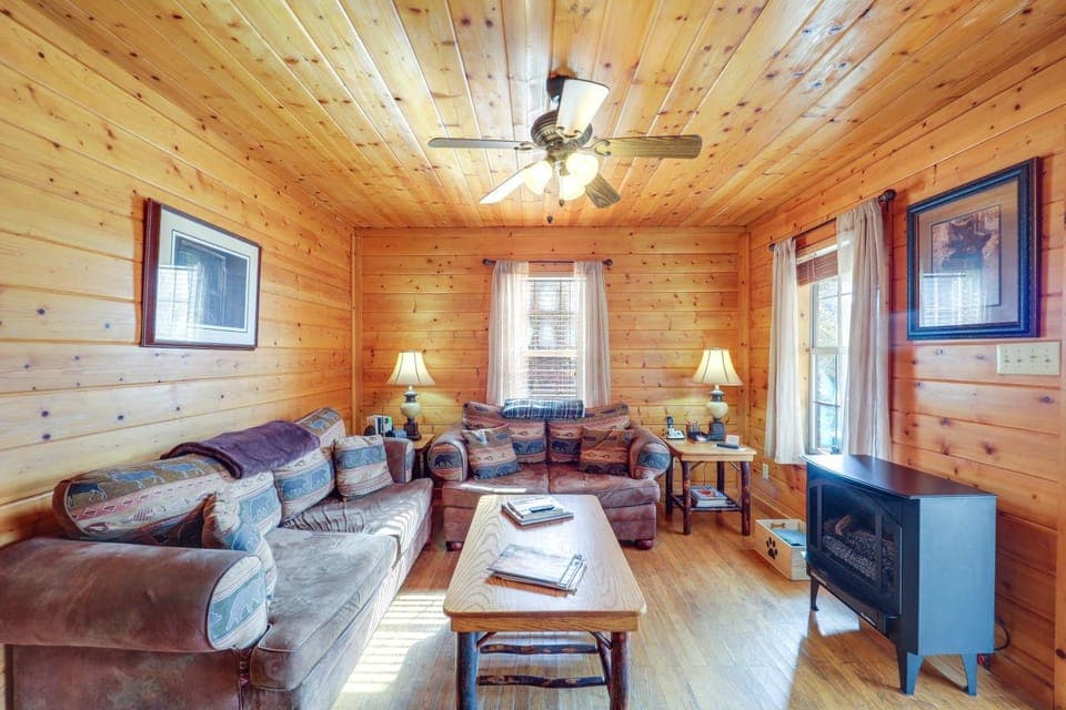 Secluded Lenoir Cabin: 4 Mi to Dtwn Blowing Rock Cabin in Caldwell