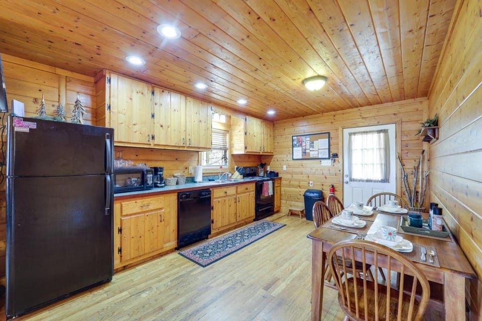 Secluded Lenoir Cabin: 4 Mi to Dtwn Blowing Rock Cabin in Caldwell