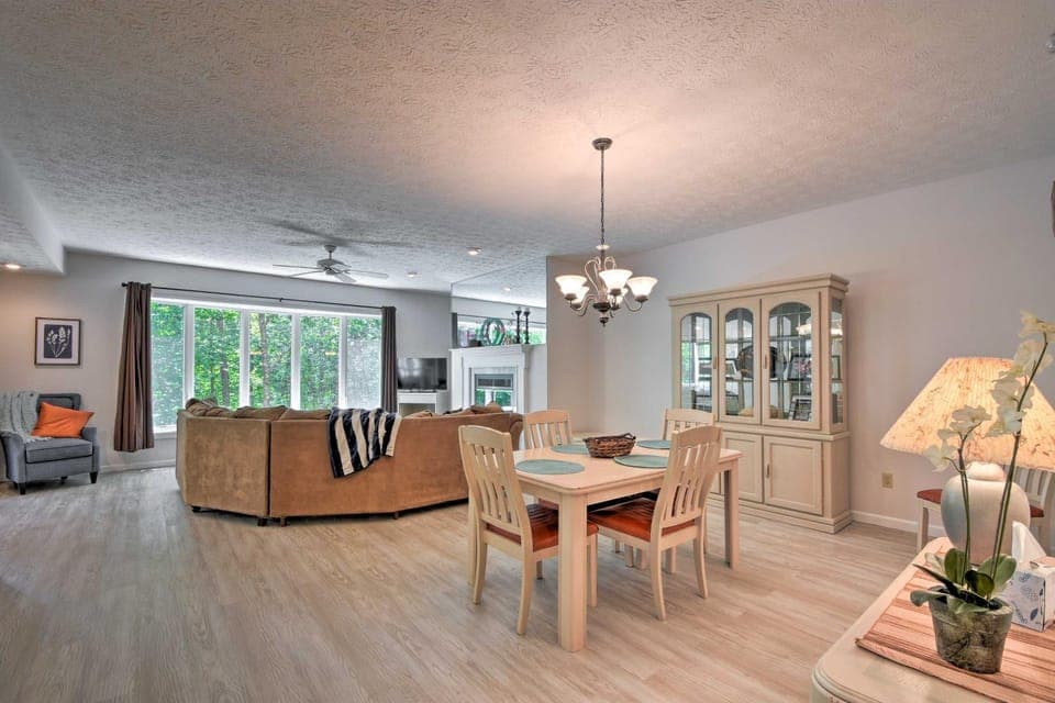 Condo on Lake Keowee w/ Resort Amenities & Pool! House in Lake Keowee