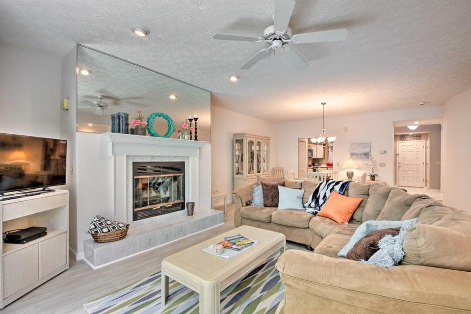 Condo on Lake Keowee w/ Resort Amenities & Pool! House in Lake Keowee