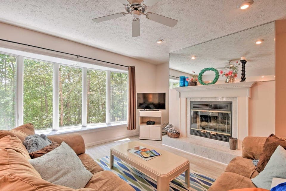 Condo on Lake Keowee w/ Resort Amenities & Pool! House in Lake Keowee