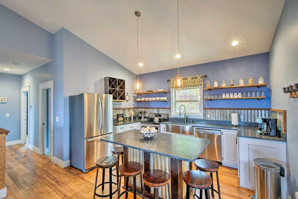 Hiawassee Home w/ Views < 1 Mi to Lake Chatuge House in Chatuge Lake