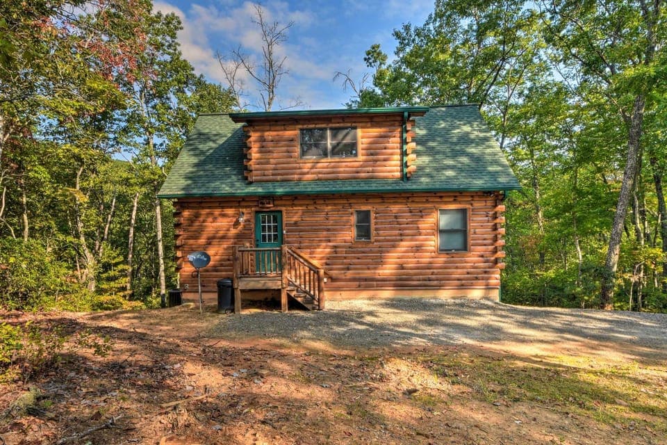Secluded Cabin w/ Deck 13 Miles to Downtown Murphy Cabin in Tennessee