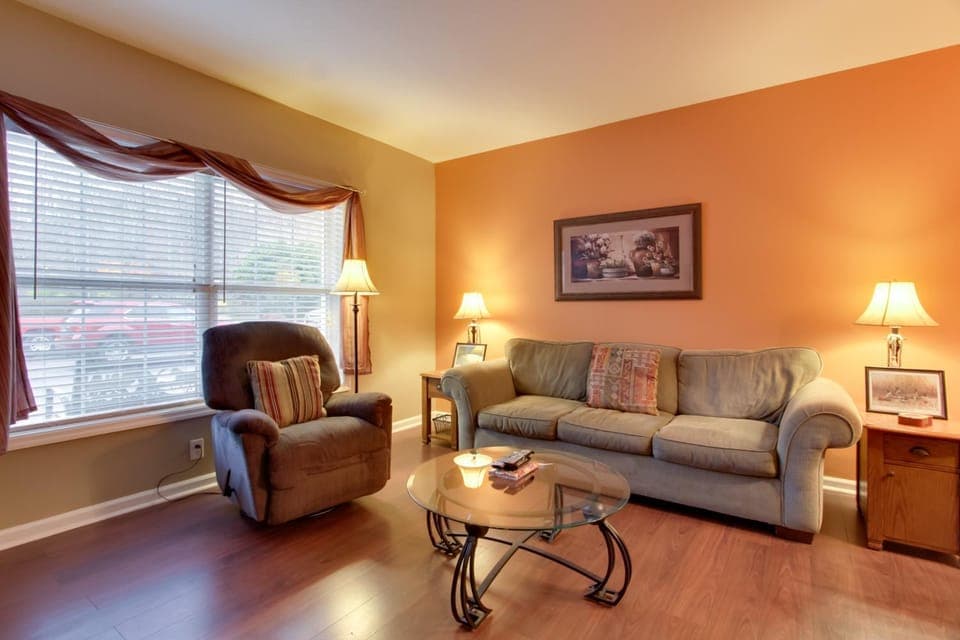Parkway Condo ~ Walk to Island in Pigeon Forge! House in Pigeon Forge