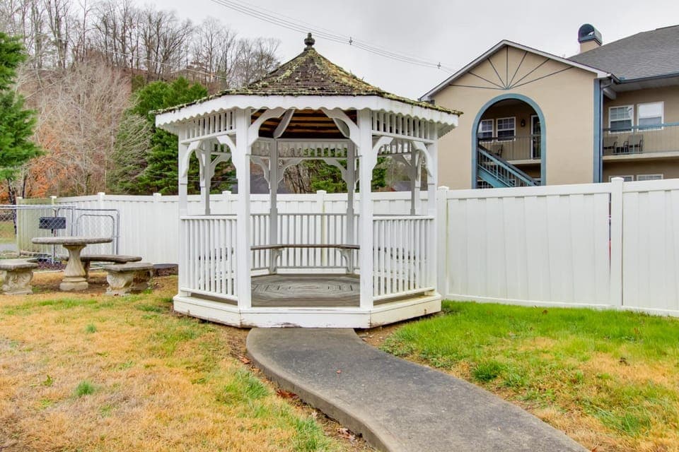 Parkway Condo ~ Walk to Island in Pigeon Forge! House in Pigeon Forge