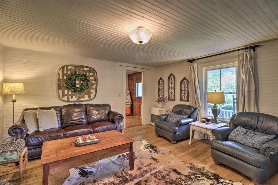 'Lil Red Hen' Cottage in the Boone Area w/ Hot Tub House in West Jefferson