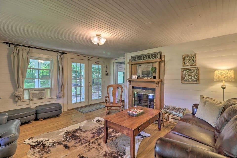 'Lil Red Hen' Cottage in the Boone Area w/ Hot Tub House in West Jefferson