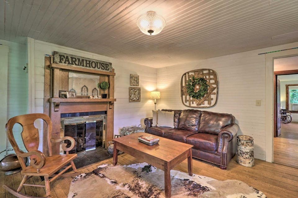 'Lil Red Hen' Cottage in the Boone Area w/ Hot Tub House in West Jefferson