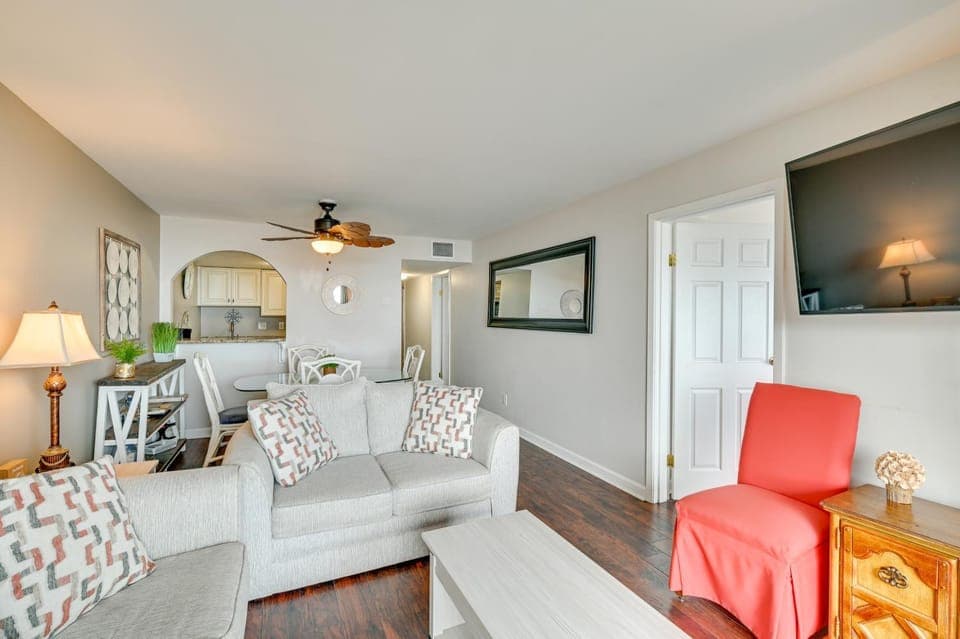 Walk to Family Kingdom, Ocean: Myrtle Beach Condo! House in Myrtle Beach