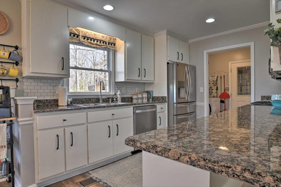 Large Lavonia Home w/ Party Dock on Lake Hartwell! House in Lake Hartwell