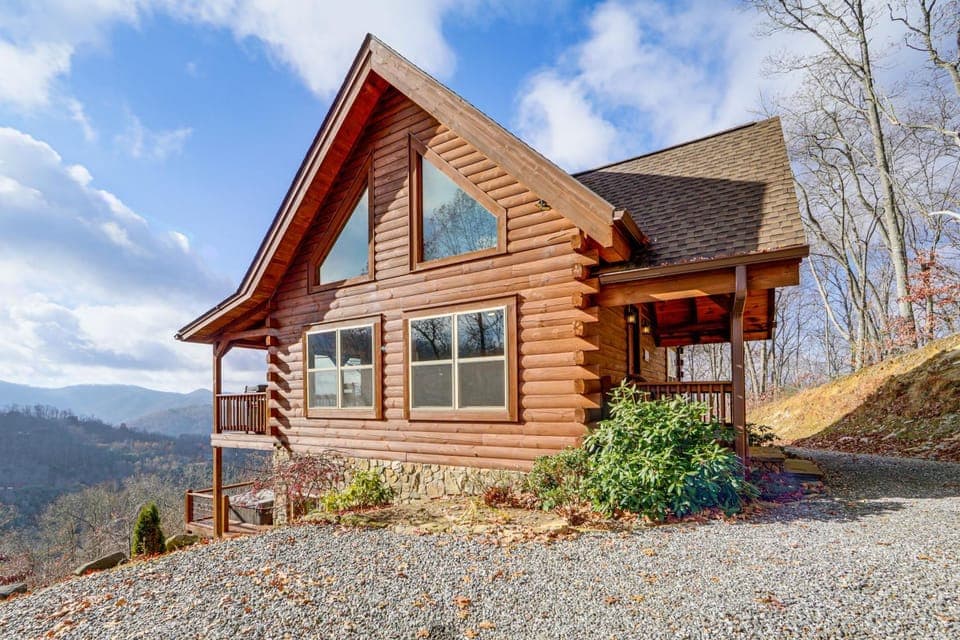 Elevated Cabin Bordering Smoky Mountain Nat'l Park Cabin in Swain County