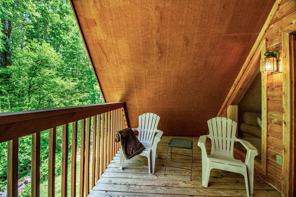 SPLASH HAPPY on the CREEK Chalet in Gatlinburg