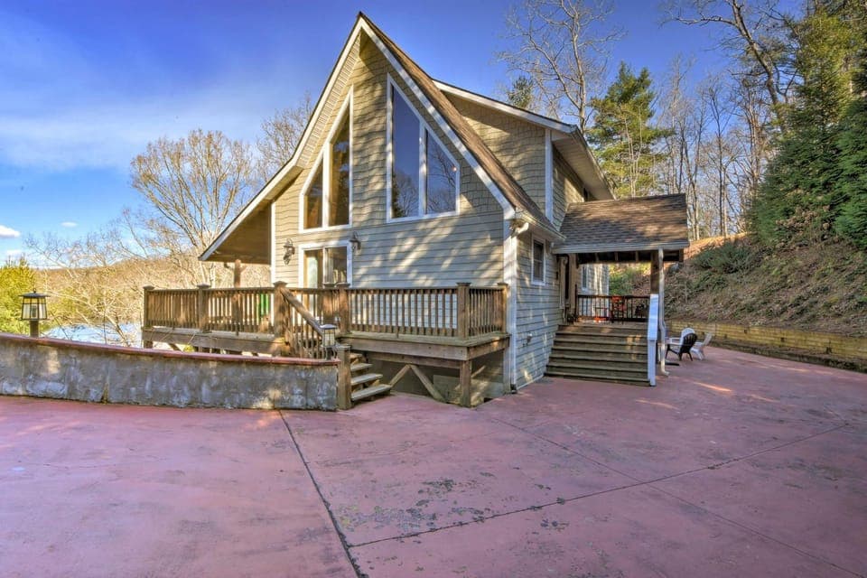Spacious Lake Santeetlah Cottage w/ Lake Views! House in Lake Santeetlah