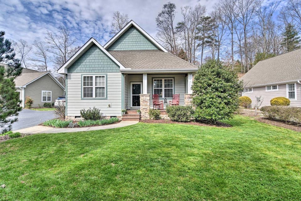 Peaceful Family-Friendly Home w/ Fireplace & Porch House in Weaverville