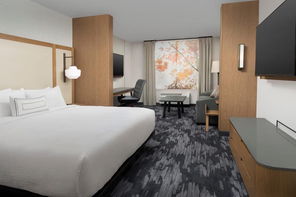 Bed, TV and multimedia, Seating area