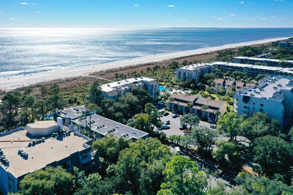 Updated Kitchens Baths King Bed, 2 Doubles & Twin Bikes & Beach Gear included House in South Forest Beach