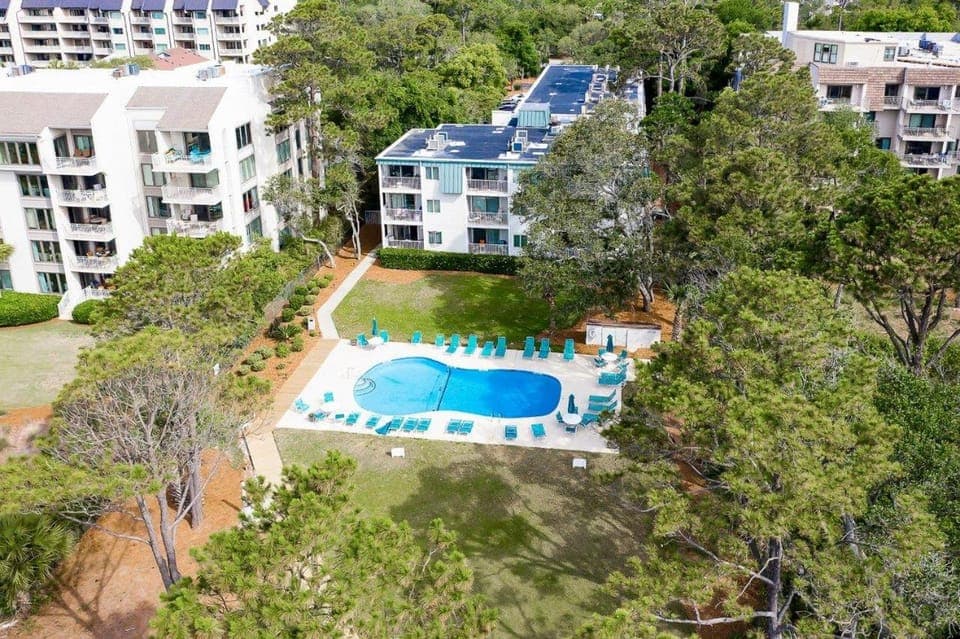 Updated Kitchens Baths King Bed, 2 Doubles & Twin Bikes & Beach Gear included House in South Forest Beach