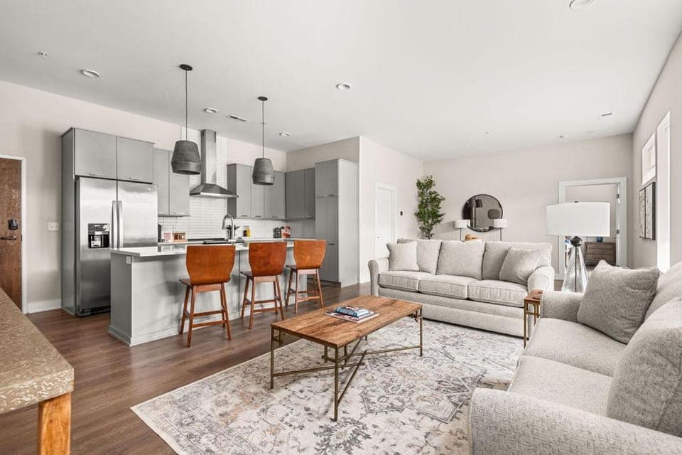 TV and multimedia, Kitchen or kitchenette, Living room, Seating area, kitchen