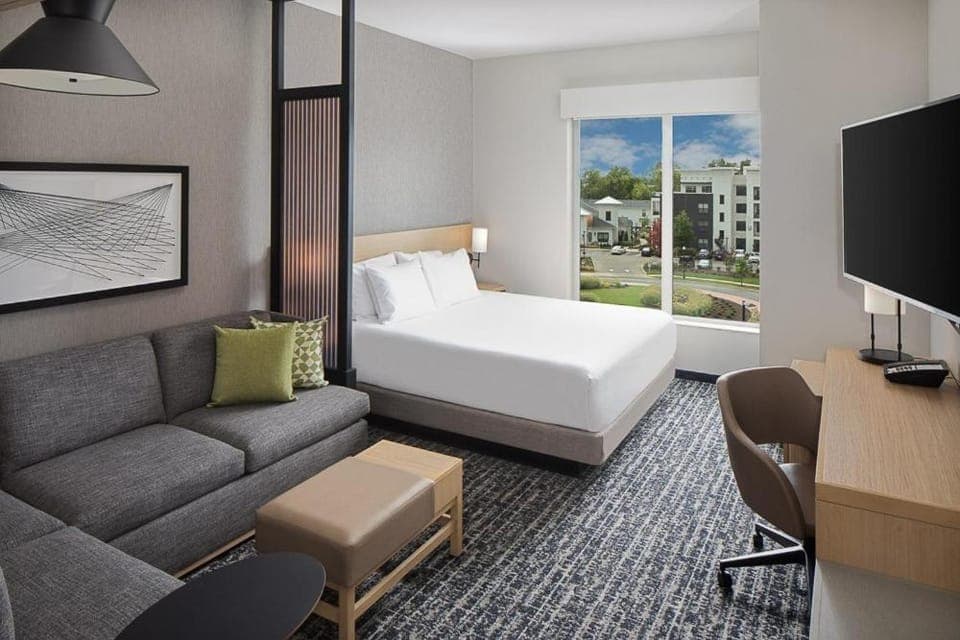 Bed, TV and multimedia, Bedroom