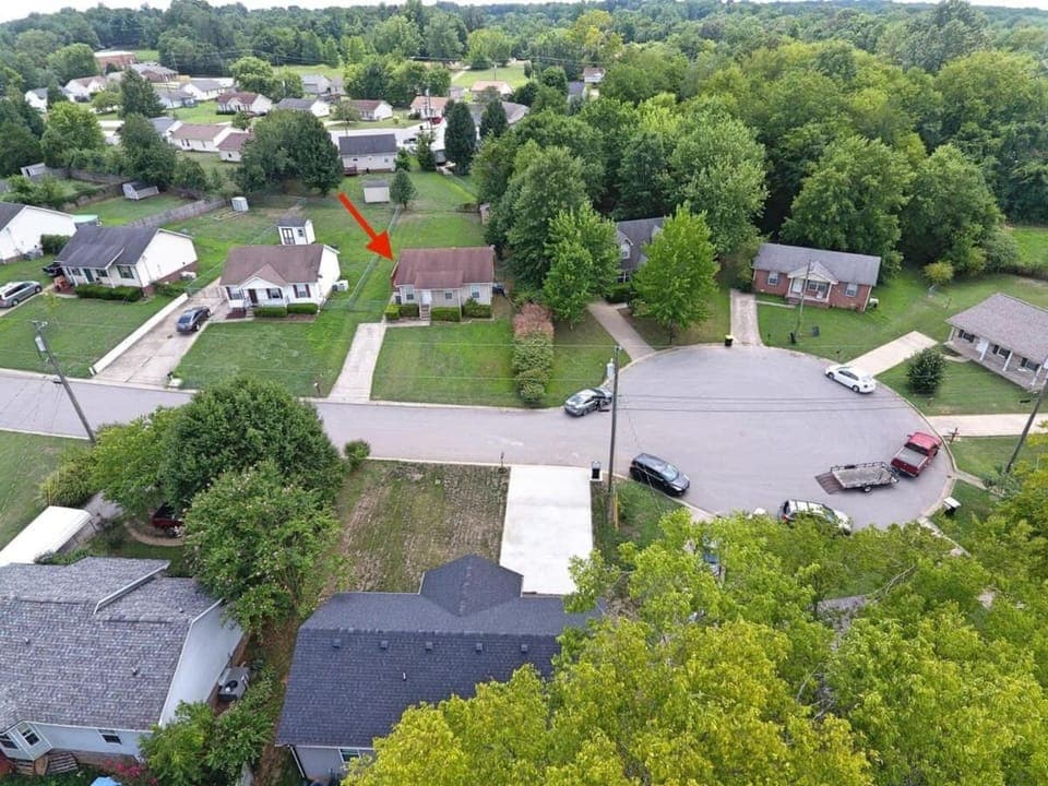 Beautiful cul-de-sac home with a fenced in yard! House in Clarksville