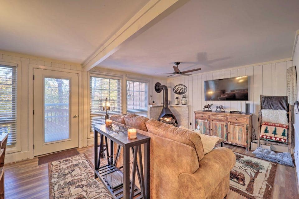 < 1 Mi to Beech Mtn Ski! Condo w/ Hot Tub Access House in Beech Mountain