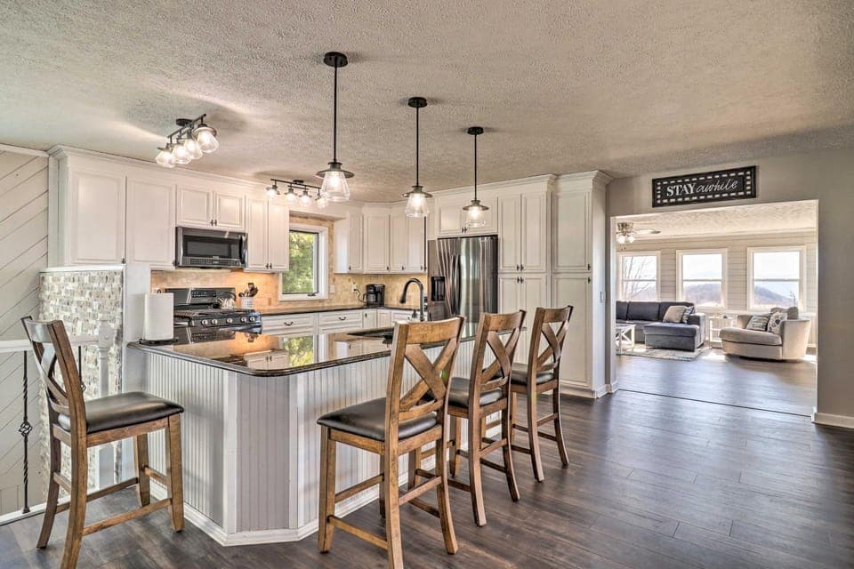 Near Hiking Trails Luxe Canton Getaway with Grill House in Buncombe County