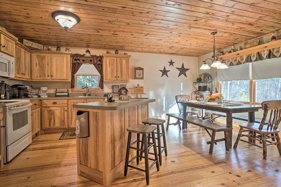 Outdoor Adventure - Charming Cabin w/ Hot Tub Cabin in White County