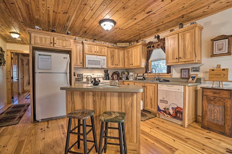 Outdoor Adventure - Charming Cabin w/ Hot Tub Cabin in White County