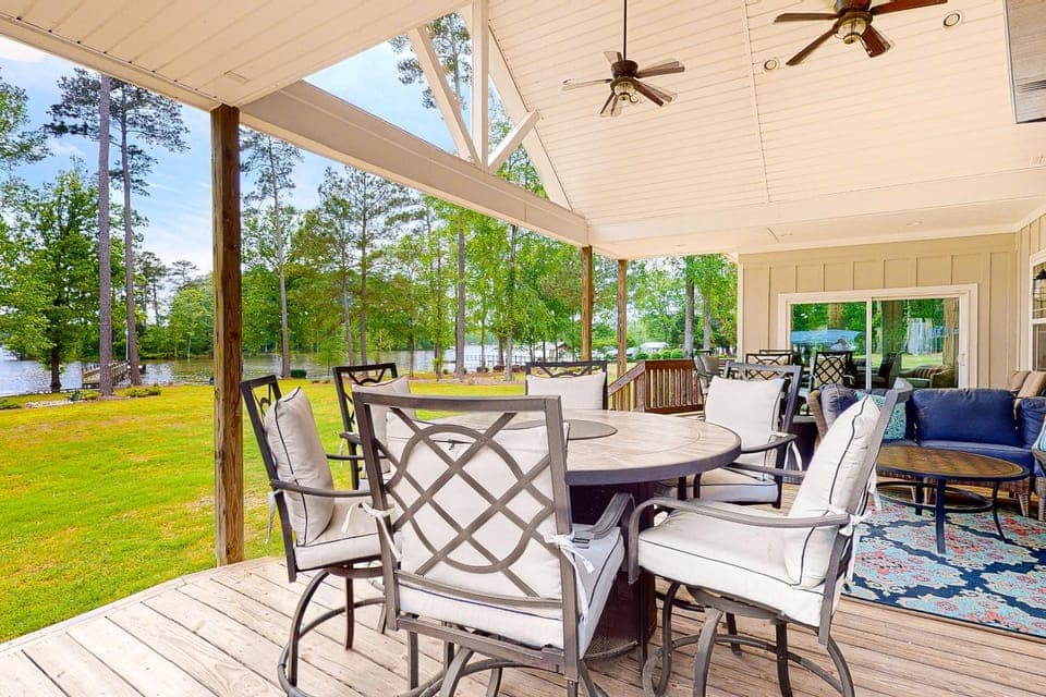 Large Waterfront Lake Murray Home w/ Dock House in Lake Murray