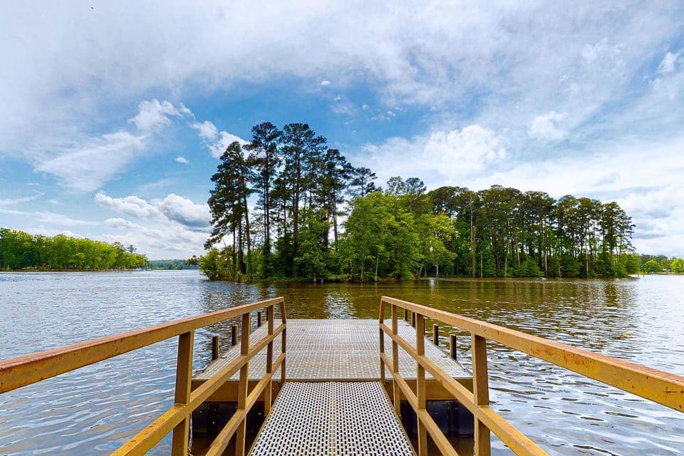 Large Waterfront Lake Murray Home w/ Dock House in Lake Murray