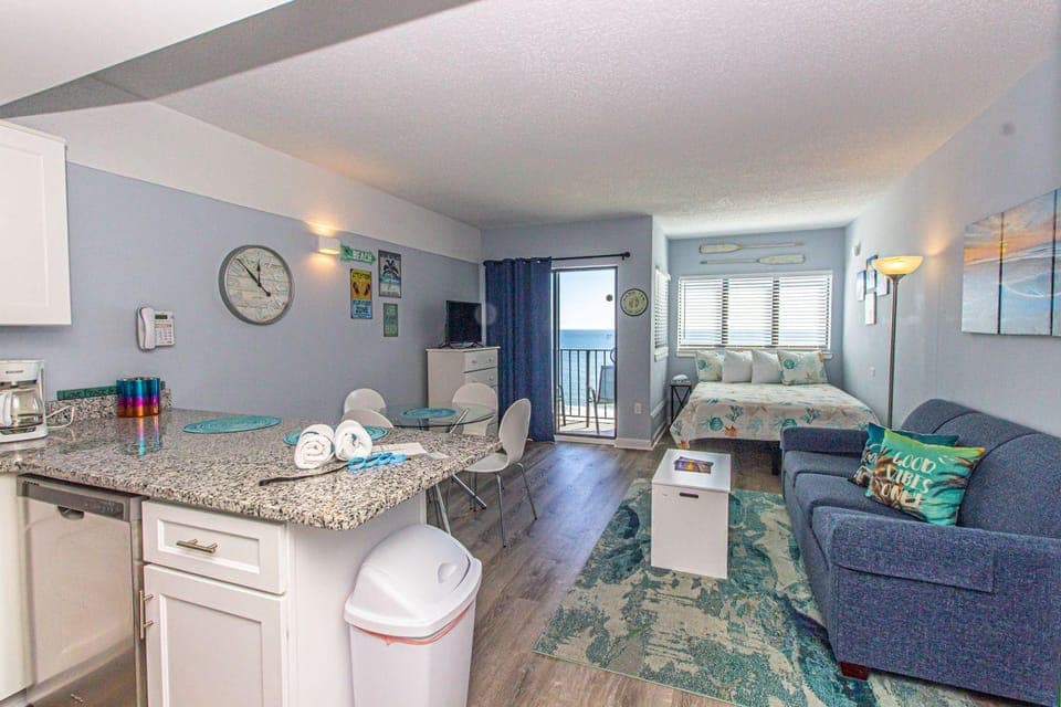 Bed, Kitchen or kitchenette, Living room, Dining area