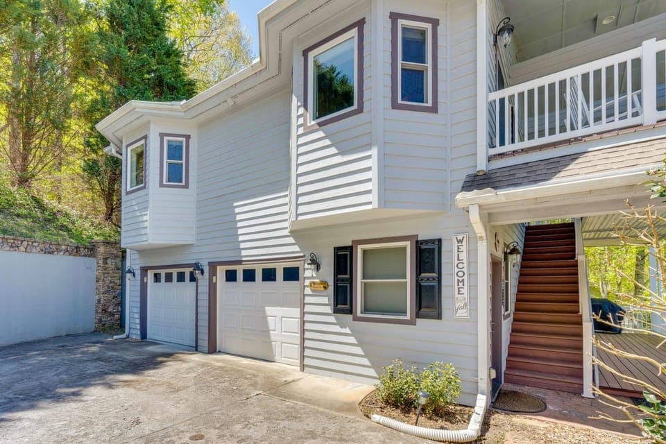 Lake-View Condo with Covered Deck in Hiawassee! House in Chatuge Lake