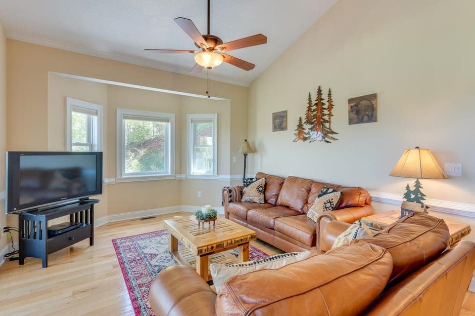 Lake-View Condo with Covered Deck in Hiawassee! House in Chatuge Lake