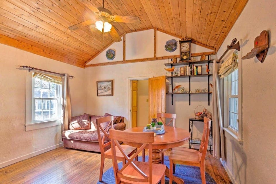 Screened Porch: 'The Rock Cottage' in Hot Springs House in Hot Springs