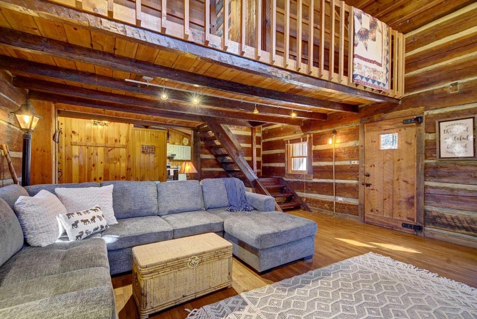 Cozy Log Cabin: 6 Mi to Great Smoky Mtns NP! Cabin in Great Smoky Mountains