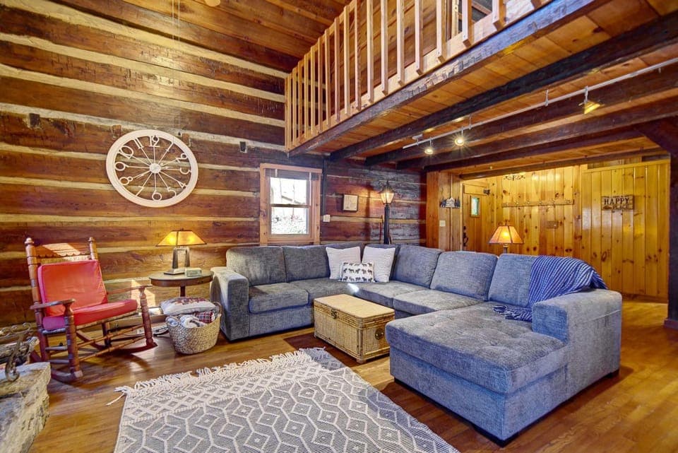 Cozy Log Cabin: 6 Mi to Great Smoky Mtns NP! Cabin in Great Smoky Mountains