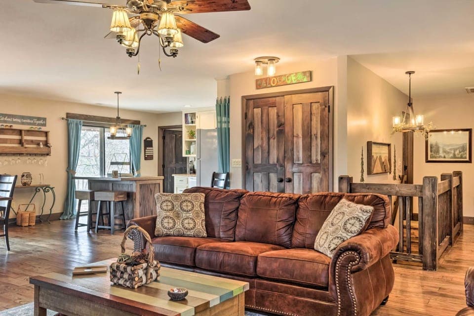 'Joshua’s Lodge' w/ Hot Tub + Mountain Views! House in Tennessee