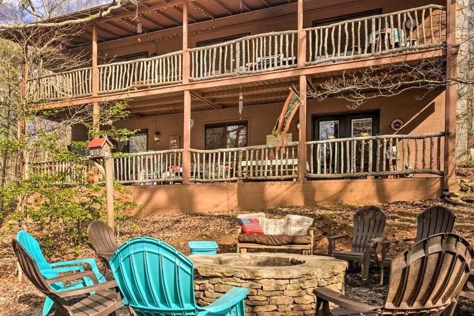'Joshua’s Lodge' w/ Hot Tub + Mountain Views! House in Tennessee