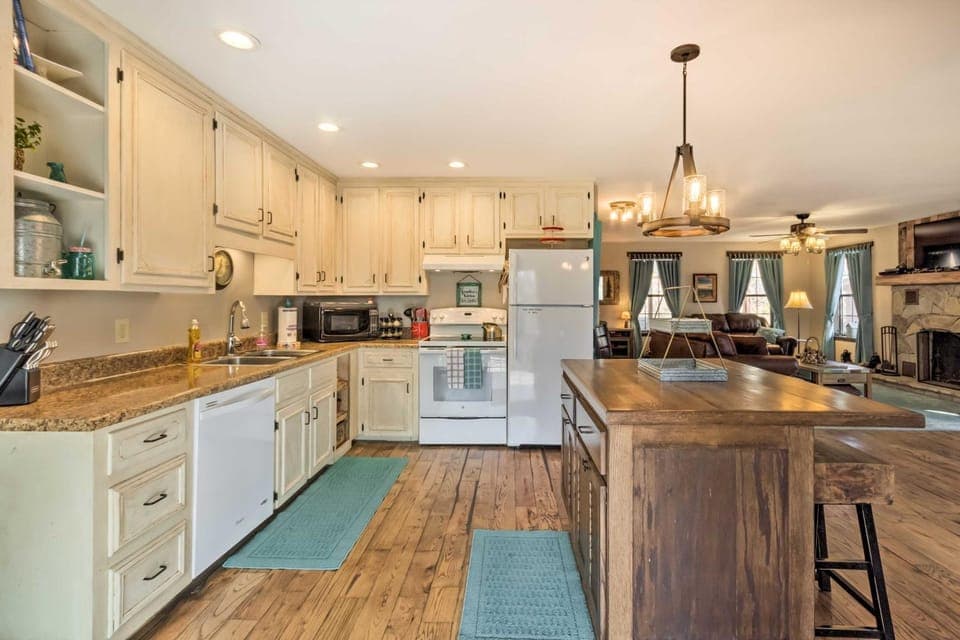 'Joshua’s Lodge' w/ Hot Tub + Mountain Views! House in Tennessee