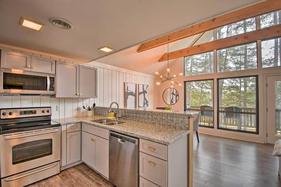 Designer Retreat with Pool, Golf and Beach Access! Apartment in Lake Keowee