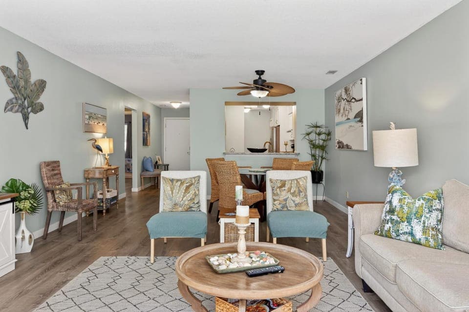 King Bed, Double, Twin Bed w Fold Out Couch Bikes & Beach Gear included House in South Forest Beach