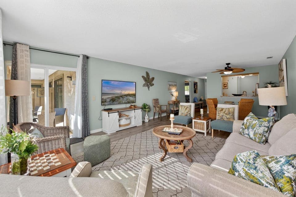 King Bed, Double, Twin Bed w Fold Out Couch Bikes & Beach Gear included House in South Forest Beach