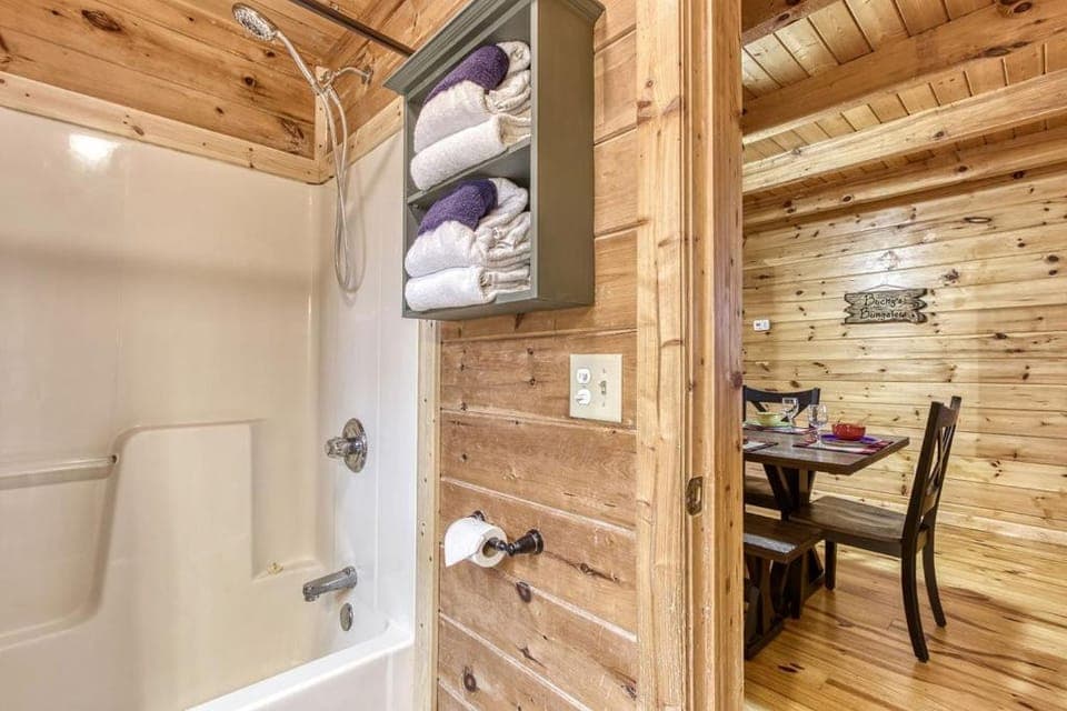 Bucky's Bungalow, Free Attraction Tickets, Hot Tub, WIFI!!! Chalet in Pittman Center